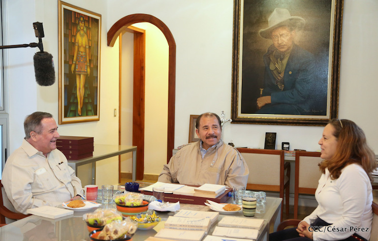 Comandante Daniel recibe obras sobre la defensa de la soberan&iacute;a nacional del Doctor Luis Pasos Arg&uuml;ello